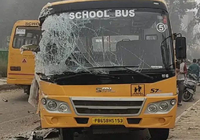 ਸੰਘਣੀ ਧੁੰਦ ਦੇ ਚਲਦਿਆਂ ਦੋ ਸਕੂਲ ਬਸਾਂ ਆਪਸ ਵਿਚ ਟਕਰਾਉਣ ਕਾਰਨ ਪੰਜ ਜ਼ਖਮੀ