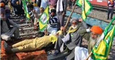 ਰੇਲਵੇ ਟੈ੍ਕ ਤੇ ਧਰਨਾ ਦੇ ਰਹੇ ਕਿਸਾਨਾਂ ਨੂੰ ਪੁਲਸ ਨੇ ਮੌਕੇ ਤੇ ਪਹੁੰਚ ਹਟਾਇਆ