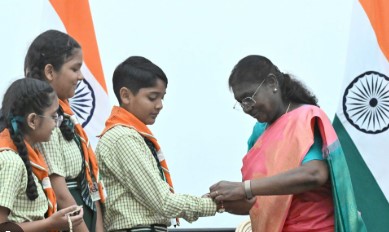 ਰਾਸ਼ਟਰਪਤੀ ਭਵਨ ਵਿਖੇ ਰਾਸ਼ਟਰਪਤੀ ਨਾਲ ਰੱਖੜੀ ਦਾ ਤਿਉਹਾਰ ਮਨਾਇਆ