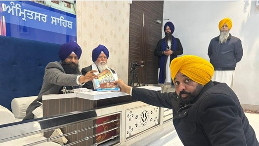 ਮੁੱਖ ਮੰਤਰੀ ਨੇ ਸ੍ਰੀ ਅਕਾਲ ਤਖ਼ਤ ਸਾਹਿਬ ਦੇ ਸਕੱਤਰੇਤ ਅੱਗੇ ਪੇਸ਼ ਹੋ ਦਿੱਤਾ ਸਪੱਸ਼ਟੀਕਰਨ