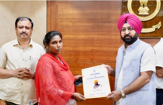 ਨਵ ਨਿਯੁਕਤ ਮੁਲਾਜ਼ਮਾਂ ਨੂੰ ਕੈਬਨਿਟ ਮੰਤਰੀ ਮੁੰਡੀਆਂ ਨੇ ਵੰਡੇ ਨਿਯੁਕਤੀ ਪੱਤਰ