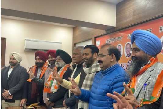 ਮੁੱਖ ਮੰਤਰੀ ਨਾਇਬ ਸੈਣੀ ਨੇ ਕਰਵਾਇਆ ਦਿੱਗਜਾਂ ਨੂੰ ਭਾਜਪਾ ਵਿਚ ਸ਼ਾਮਲ