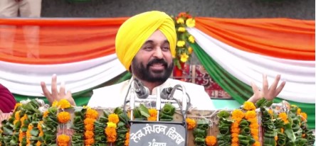 77ਵੇਂ ਗਣਤੰਤਰਤਾ ਦਿਵਸ ਮੌਕੇ ਸੀ. ਐਮ. ਨੇ ਲਹਿਰਾਇਆ ਤਿਰੰਗਾ