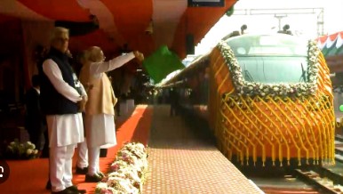 ਪ੍ਰਧਾਨ ਮੰਤਰੀ ਨੇ ਦਿੱਤੀ ਪਹਿਲੀ ਭਾਰਤ ਸਲੀਪਰ ਰੇਲ ਗੱਡੀ ਨੂੰ ਝੰਡੀ