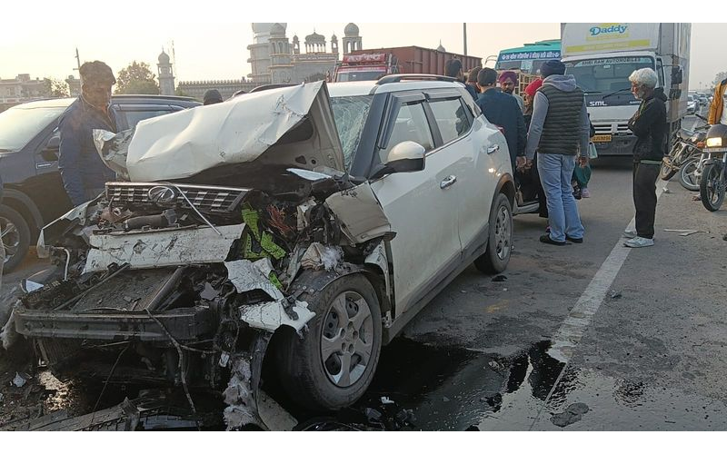 ਫਗਵਾੜਾ ‘ਚ ਖੜ੍ਹੀ ਬੱਸ ਨਾਲ ਟਕਰਾਈ ਕਾਰ; 2 ਦੀ ਮੌਤ, 4 ਗੰਭੀਰ ਜ਼ਖਮੀ