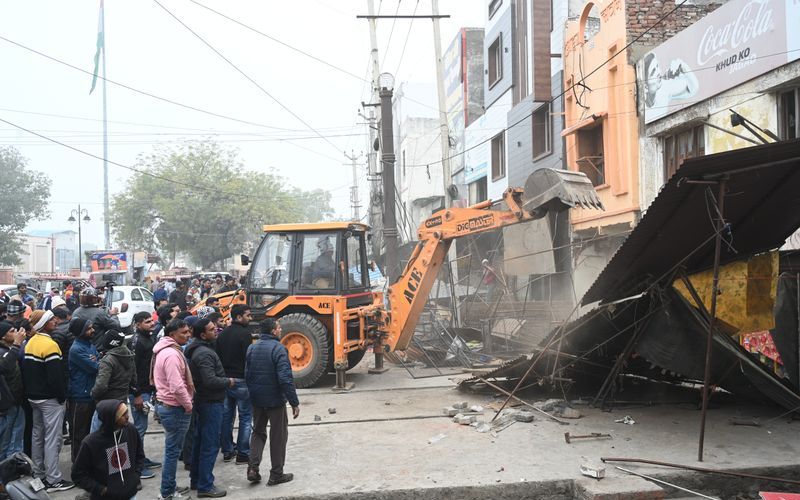 Hisar: MC Cracks Down on Encroachments in Busy Rajguru Market