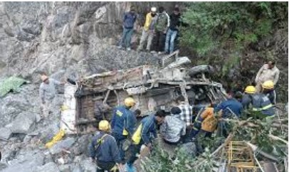 300 ਮੀਟਰ ਡੂੰਘੀ ਖੱਡ ਵਿਚ ਵਾਹਨ ਡਿੱਗਣ ਕਾਰਨ ਕਈਆਂ ਦੀ ਮੌਤ ਕਈ ਜ਼ਖ਼ਮੀ