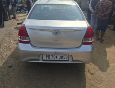 ਕਾਰ ਦੇ ਮੋਟਰਸਾਈਕਲ ਨੂੰ ਟੱਕਰ ਮਾਰਨ ਕਾਰਨ ਮਹਿਲਾ ਦੀ ਮੌਤ ਪਤੀ ਜ਼ਖ਼ਮੀ