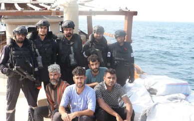 ਗੁਜਰਾਤ ਤੱਟ `ਤੇ ਵਿਦੇਸ਼ੀ ਸਿਗਰੇਟਾਂ ਸਮੇਤ 4 ਈਰਾਨੀ ਨਾਗਰਿਕ ਗ੍ਰਿਫ਼ਤਾਰ