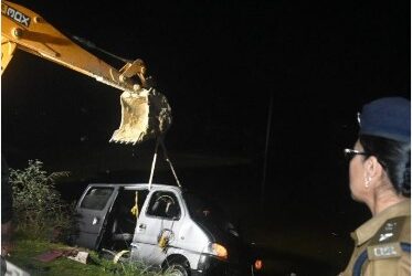 ਬੇਕਾਬੂ ਵੈਨ ਦੇ ਤਲਾਬ ਵਿਚ ਡਿੱਗਣ ਕਾਰਨ ਚਾਰ ਵਿਅਕਤੀਆਂ ਦੀ ਹੋਈ ਮੌਤ