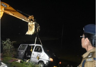 ਬੇਕਾਬੂ ਵੈਨ ਦੇ ਤਲਾਬ ਵਿਚ ਡਿੱਗਣ ਕਾਰਨ ਚਾਰ ਵਿਅਕਤੀਆਂ ਦੀ ਹੋਈ ਮੌਤ