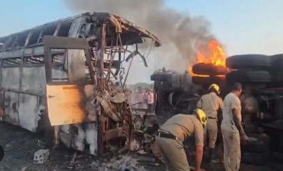 ਬਸ ਦੇ ਡੰਪਰ ਨਾਲ ਟਕਰਾਉਣ ਕਾਰਨ ਕਈ ਜਿੰਦਾ ਸੜੇ ਤੇ ਕਈ ਹੋਏ ਗੰਭੀਰ ਜ਼ਖ਼ਮੀ