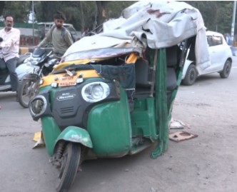 ਕਾਰ ਦੇ ਆਟੋ ਰਿਕਸ਼ਾ ਨਾਲ ਟਕਰਾਉਣ ਕਾਰਨ ਹੋਈ ਪੰਜ ਵਿਅਕਤੀਆਂ ਦੀ ਮੌਤ