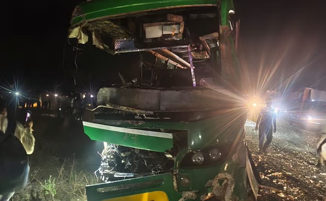 ਪਿਕਅਪ ਟਰੱਕ ਨਾਲ ਟਕਰਾ ਕੇ ਬਸ ਦੇ ਪਲਟਣ ਕਾਰਨ ਹੋਈ 10 ਵਿਅਕਤੀਆਂ ਦੀ ਮੌਤ