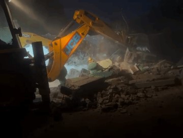 Demolishes demolishes