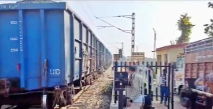 ਜੌਨਪੁਰ `ਚ ਕਪਲਿੰਗ ਟੁੱਟਣ ਨਾਲ ਦੋ ਹਿੱਸਿਆਂ `ਚ ਵੰਡੀ ਗਈ ਮਾਲਗੱਡੀ