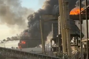 ਤੇਲ ਰਿਫਾਇਨਰੀ ਵਿਚ ਧਮਾਕਾ ਹੋਣ ਕਾਰਨ ਕਾਰਨ ਫੈਲੀ ਅੱਗ ਹੀ ਅੱਗ