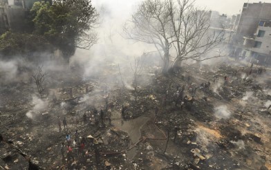 ਝੁੱਗੀ-ਝੌਂਪੜੀਆਂ ਵਿਚ ਲੱਗੀ ਭਿਆਨਕ ਅੱਗ ਵਿਚ ਕਈ ਵਿਅਕਤੀ ਜਿੰਦਾ ਸੜੇ