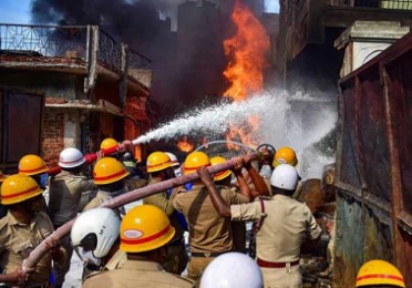 ਦੁਕਾਨਾਂ ਨੂੰ ਲੱਗੀ ਅੱਗ ਕਾਰਨ ਇਕ ਦੀ ਮੌਤ ਕਈ ਝੁਲਸੇ