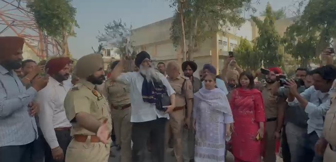 400 ਫੁੱਟ ਉਚੇ ਟਾਵਰ ਤੇ ਚੜ੍ਹੇ ਗੁਰਜੀਤ ਸਿੰਘ ਖਾਲਸਾ ਨੂੰ ਟਾਵਰ ਤੋਂ ਹੇਠਾਂ ਉਤਾਰਿਆ