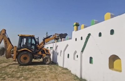 ਸਰਕਾਰੀ ਜ਼ਮੀਨ `ਤੇ ਬਣੇ ਨਾਜਾਇਜ਼ ਇਮਾਮਬਾੜੇ ਅਤੇ ਈਦਗਾਹ ਢਾਹੇ