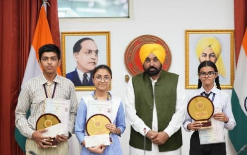 ਮੁੱਖ ਮੰਤਰੀ ਮਾਨ ਨੇ 10ਵੀਂ ਜਮਾਤ ’ਚੋਂ ਟੌਪ ਕਰਨ ਵਾਲਿਆਂ ਨੂੰ ਕੀਤਾ ਸਨਮਾਨਤ