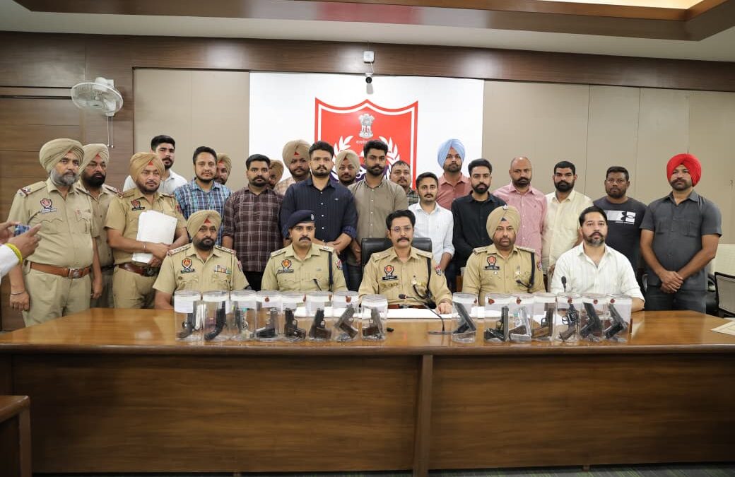 ਅੰਤਰਰਾਜੀ ਅਸਲਾ ਤੱਸਕਰੀ ਗਿਰੋਹ ਦੇ 4 ਮੈਬਰ 15 ਪਿਸਟਲਾਂ ਸਮੇਤ ਕਾਬੂ