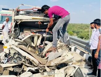 ਪਿਕਅਪ ਗੱਡੀ ਦੀ ਟਰੱਕ ਨਾਲ ਟੱਕਰ ਹੋਣ ‘ਤੇ 8 ਦੀ ਮੌਤ 23 ਵਿਅਕਤੀ ਜਖਮੀ