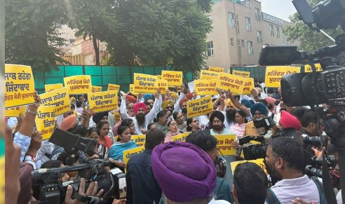 ਗਮਾਡਾ ਵਿਖੇ ਈ. ਡੀ. ਦੀ ਕਾਰਵਾਈ ਦੇ ਵਿਰੋਧ ਵਿਚ ਆਪ ਆਗੂਆਂ ਕੀਤਾ ਪ੍ਰਦਰਸ਼ਨ