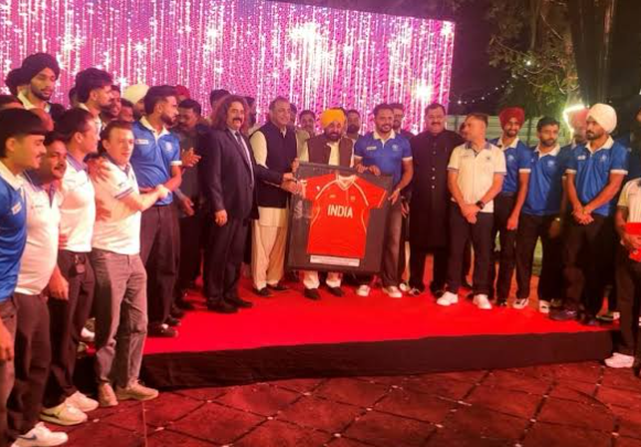 ਮੁੱਖ ਮੰਤਰੀ ਮਾਨ ਨੇ ਕੀਤੀ ਚੈਂਪੀਅਨਸਿ਼ਪ ਵਿਚ ਹਿੱਸਾ ਲੈ ਰਹੇ ਖਿਡਾਰੀਆਂ ਨਾਲ ਮੁਲਾਕਾਤ