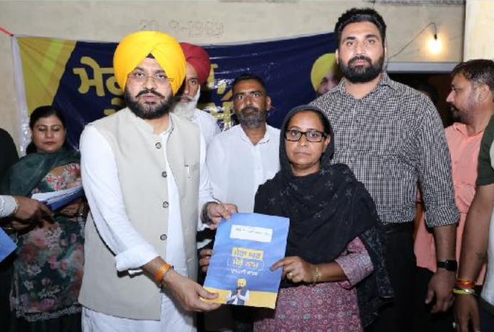 ਕੈਬਨਿਟ ਮੰਤਰੀ ਨੇ ਪਰਿਵਾਰਾਂ ਨੂੰ ਘਰਾਂ ਦੀ ਮਾਲਕੀ ਵਾਲੇ ਪ੍ਰਾਪਰਟੀ ਕਾਰਡ ਸੌਂਪੇ
